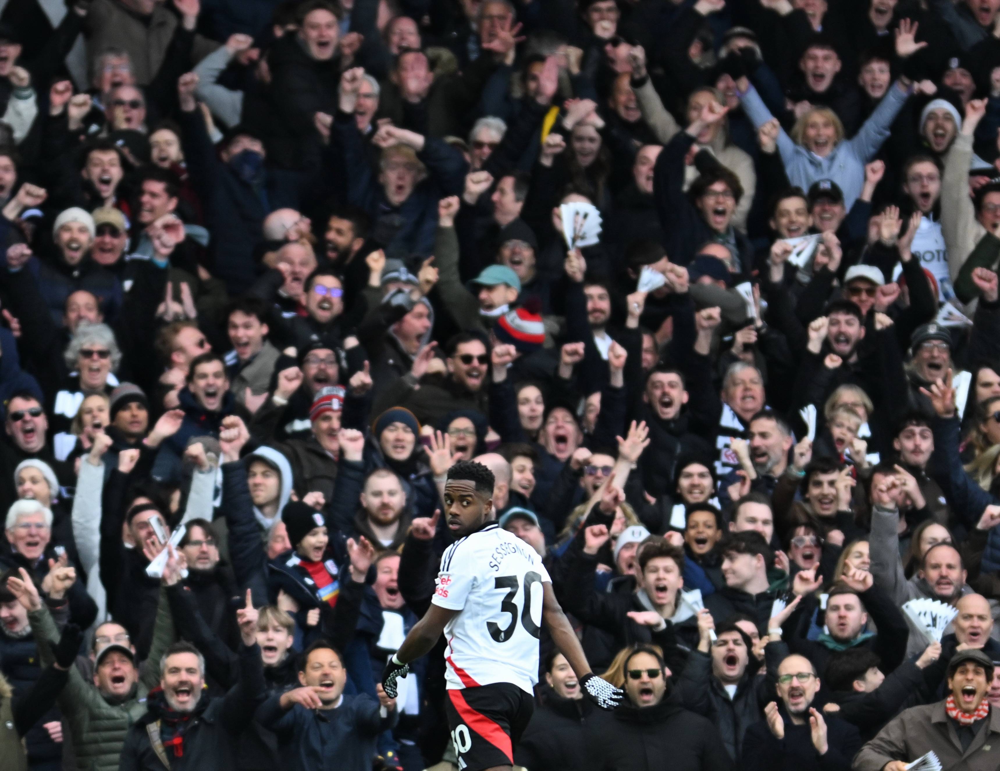 包含热刺主场失利，球队表现不尽如人意的词条