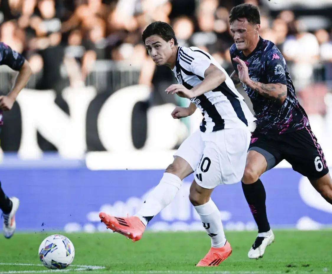 包含尤文图斯主场战胜AC米兰，稳居积分榜榜首的词条