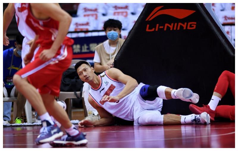 四川队完胜青岛队,易建联统治全场 四川队完胜青岛队,易建联统治全场