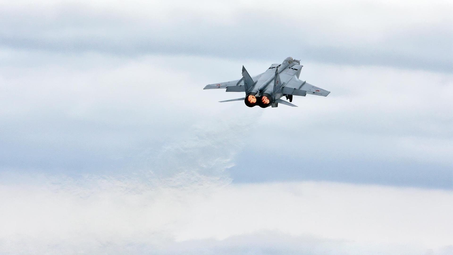 不朽的对决,当雄鹿遭遇无解的杰伦格林,一场注定被铭记的异域之战