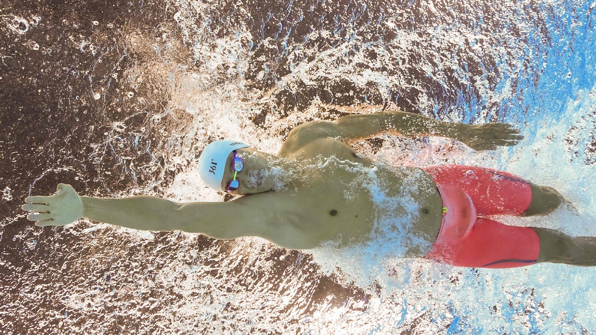 巴林夜战，乔治·拉塞尔全程高能输出，点燃F1新赛季揭幕战