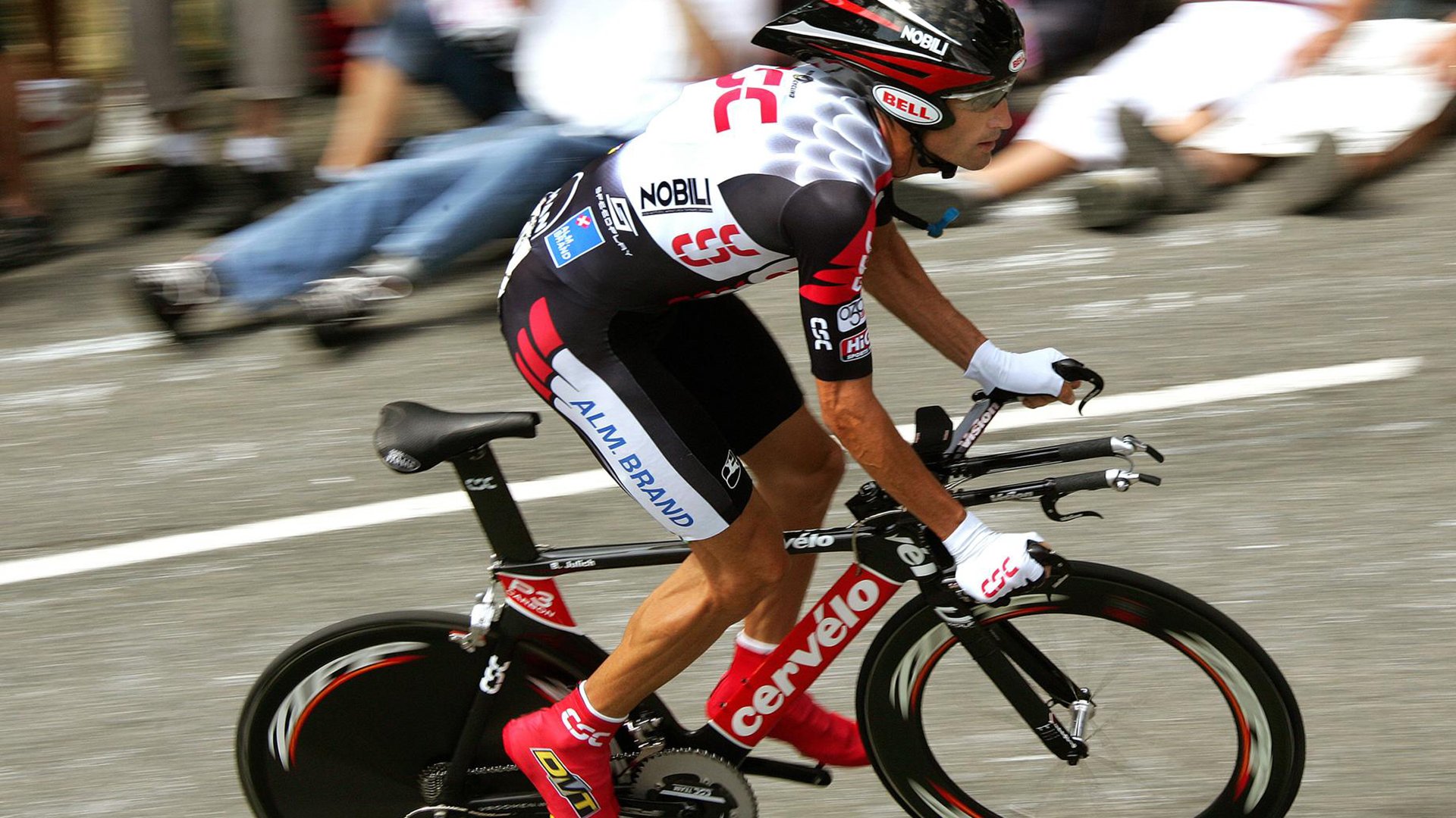 东契奇与戈贝尔的沉默凝视，一场年度焦点战中，篮球如何变作西部片的生死对决？