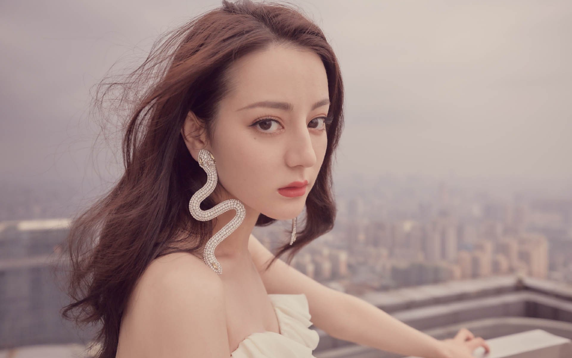 时代的弯刀,阿拉巴那一脚,劈开旧世界的图景